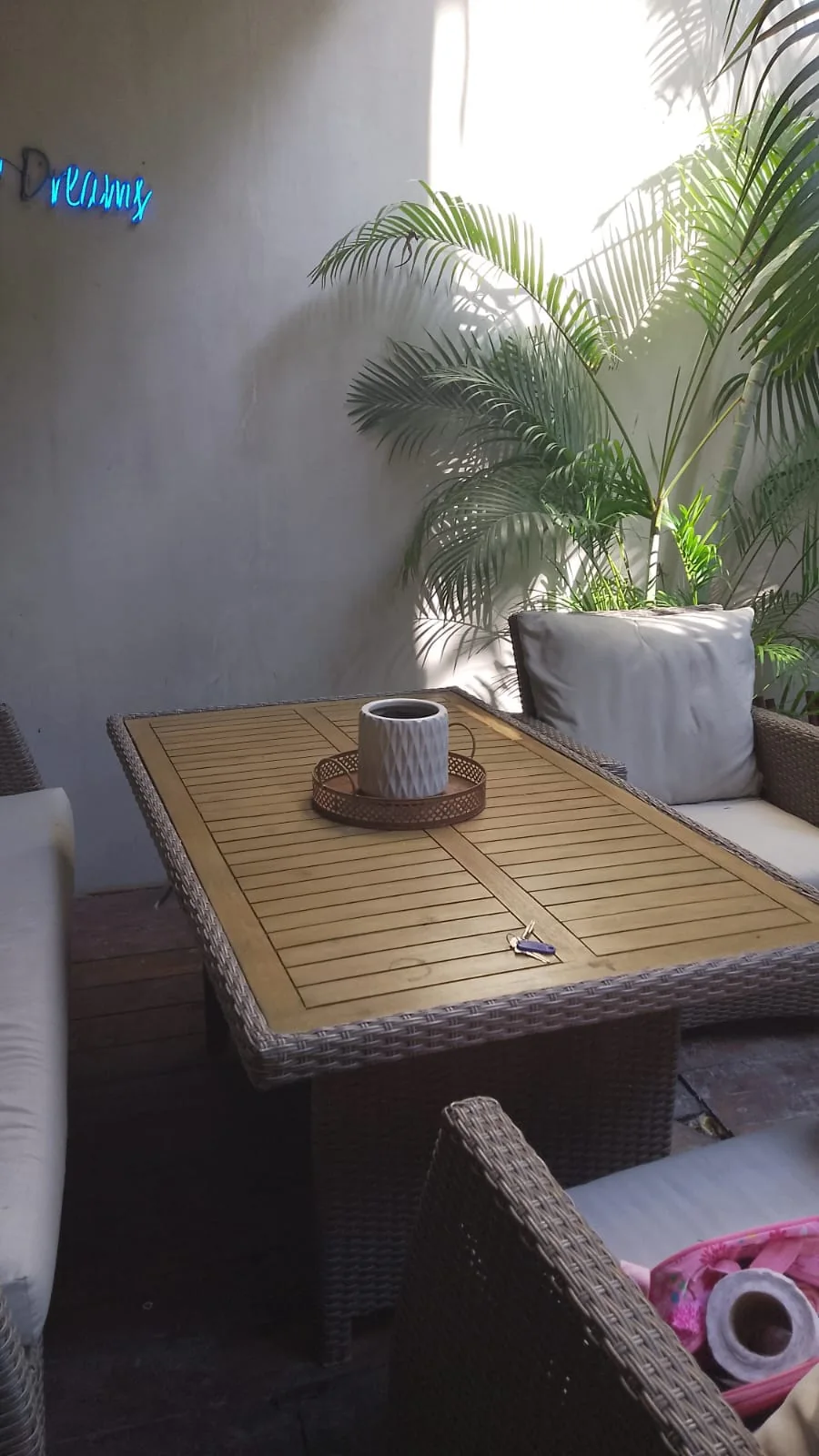 Patio con palmeras y sala exterior en el departamento Artia, Aldea Zamá, Tulum