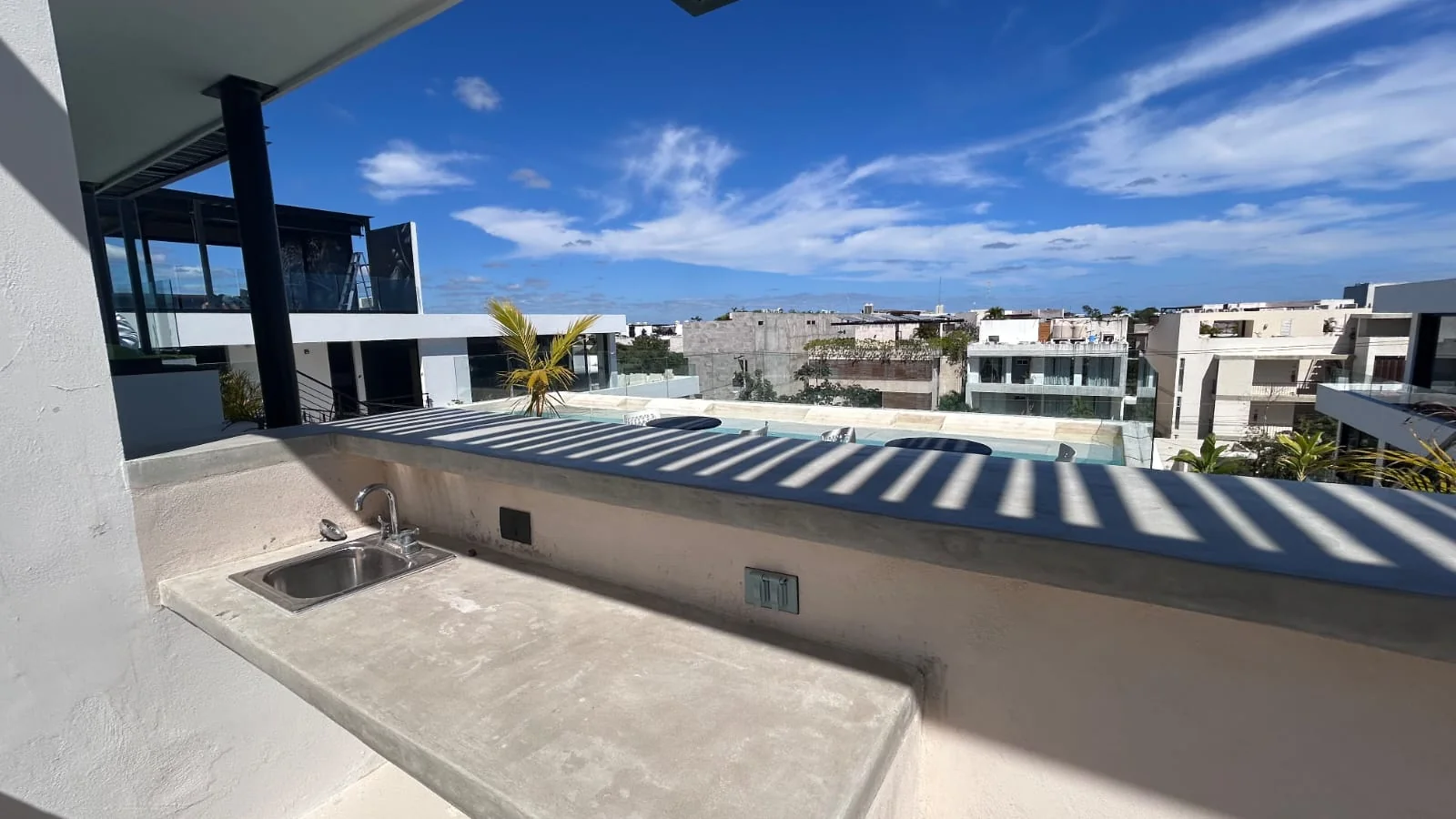 Vista de Tulum desde un roof con alberca en el departamento Black & White, La Veleta